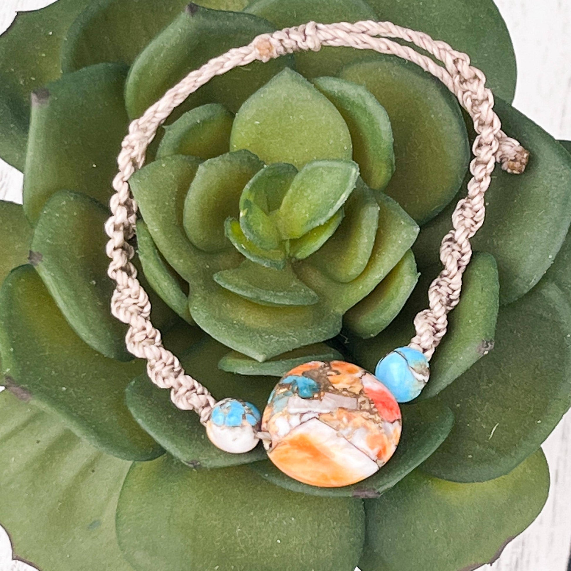 Hand Knotted Kingman Turquoise and Spiny Oyster Bracelet for Calm Communication and Inner Peace - Adjustable Size - Crystals for everyone • Crystals And Cord
